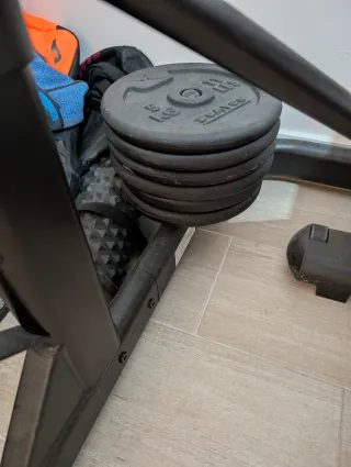 Banco de pesas con discos y barra