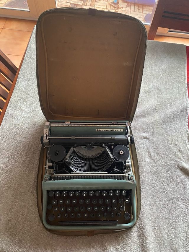Máquina de escribir Hispano Olivetti verde.