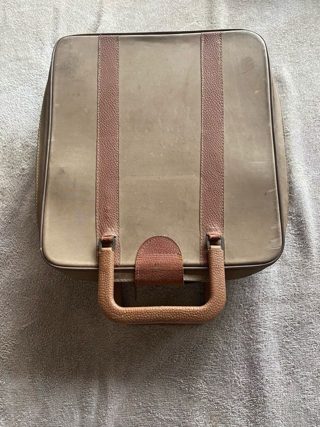 Máquina de escribir Hispano Olivetti verde.