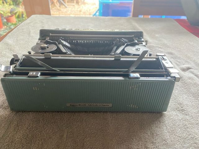 Máquina de escribir Hispano Olivetti verde.