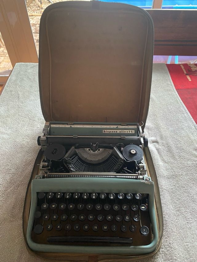 Máquina de escribir Hispano Olivetti verde.