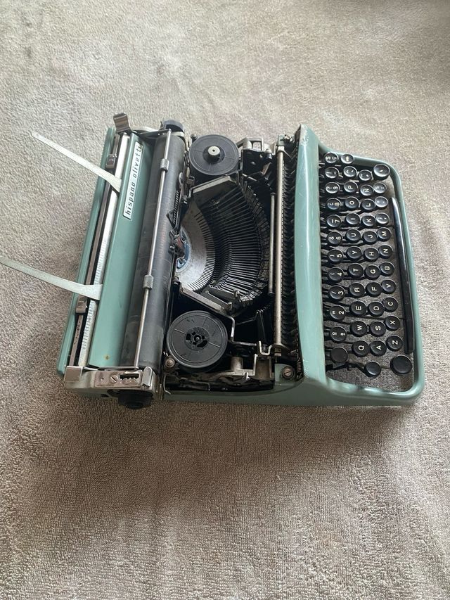 Máquina de escribir Hispano Olivetti verde.