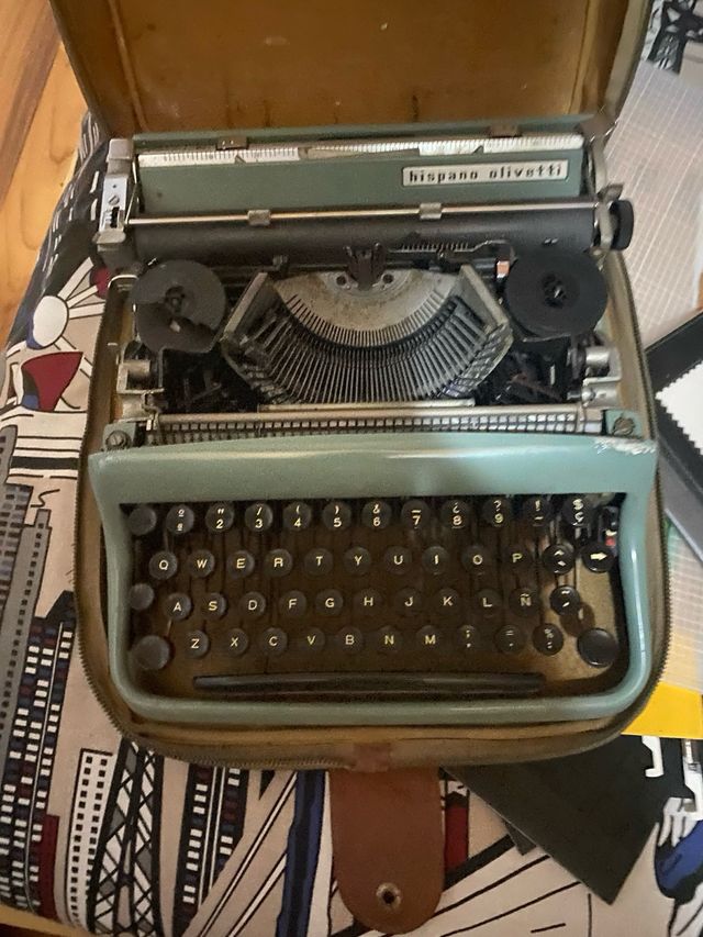 Máquina de escribir Hispano Olivetti verde.