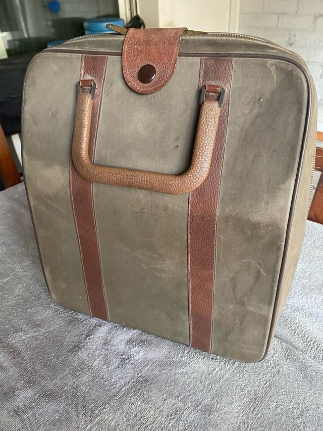 Máquina de escribir Hispano Olivetti verde.