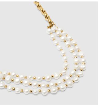 Collar de perlas y cadena dorada