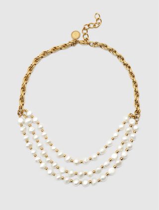 Collar de perlas y cadena dorada