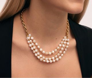 Collar de perlas y cadena dorada