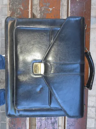 Maletín de cuero negro