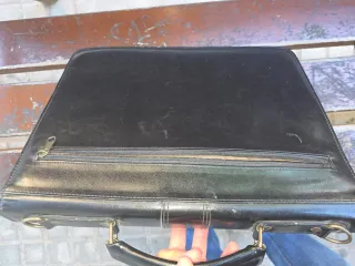 Maletín de cuero negro