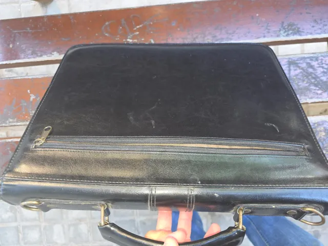 Maletín de cuero negro