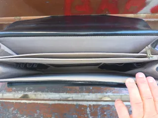 Maletín de cuero negro