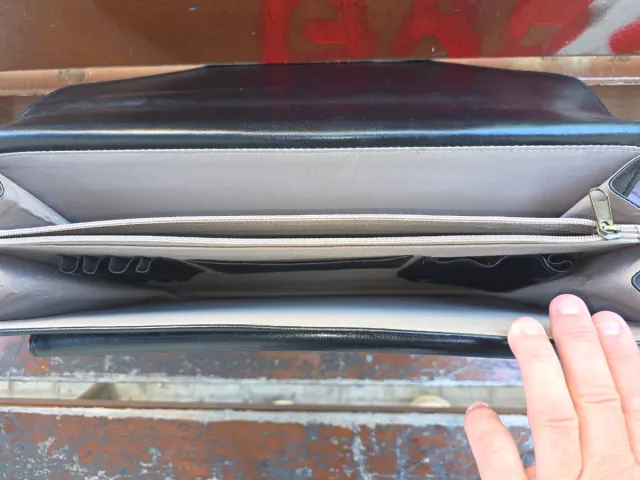 Maletín de cuero negro