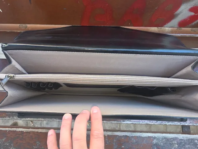 Maletín de cuero negro