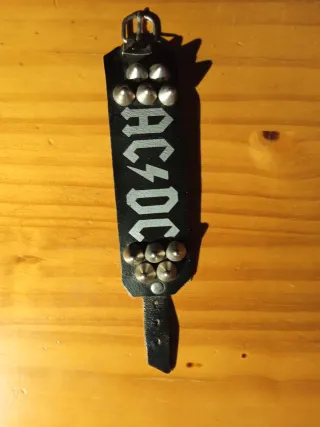 Pulsera AC/DC con tachuelas vintage