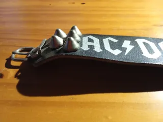 Pulsera AC/DC con tachuelas vintage