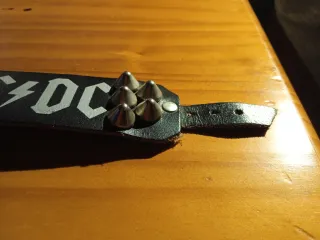 Pulsera AC/DC con tachuelas vintage