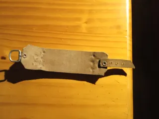 Pulsera AC/DC con tachuelas vintage