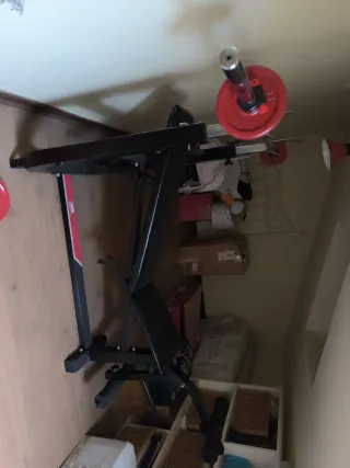 Banco de pesas con barra y discos