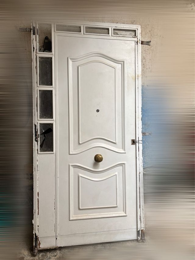 Puerta blanca con marco y cristalera