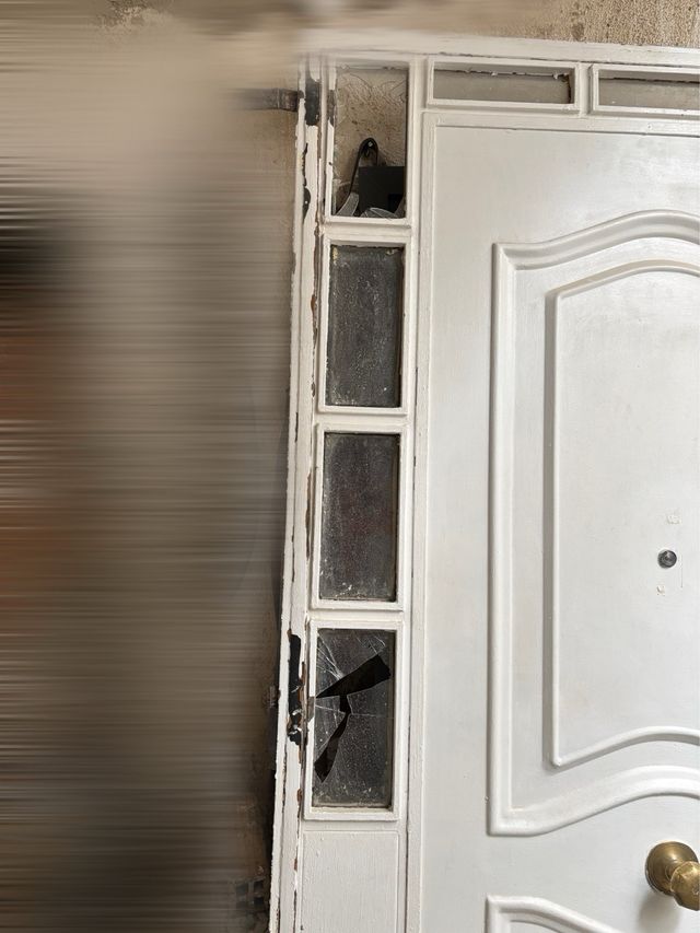 Puerta blanca con marco y cristalera