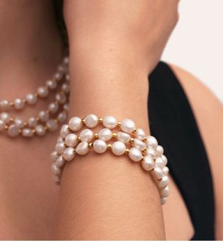 Pulsera de Perlas y cadena dorada