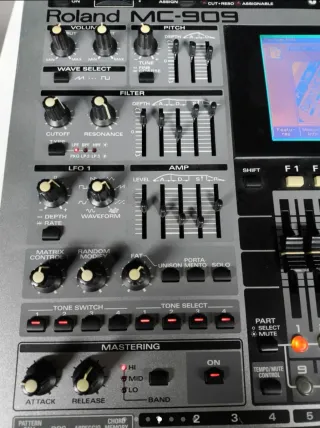 Roland MC-909 Supreme Dance + Teclado MIDI nuevo