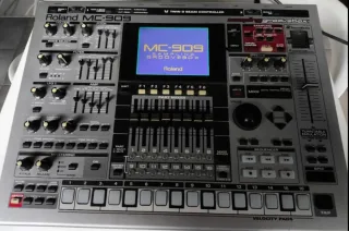 Roland MC-909 Supreme Dance + Teclado MIDI nuevo
