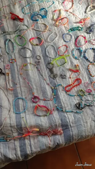 Lote de pulseras, colgantes y anillos