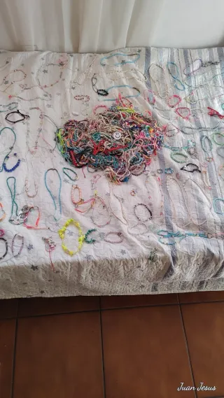 Lote de pulseras, colgantes y anillos