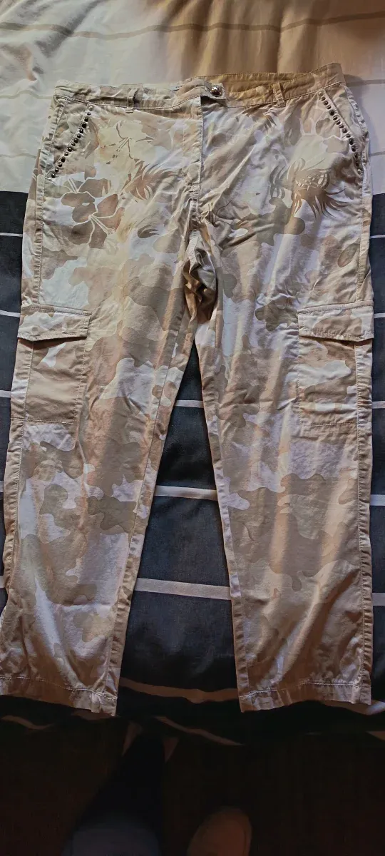 Pantalón cargo camuflaje beige y marrón