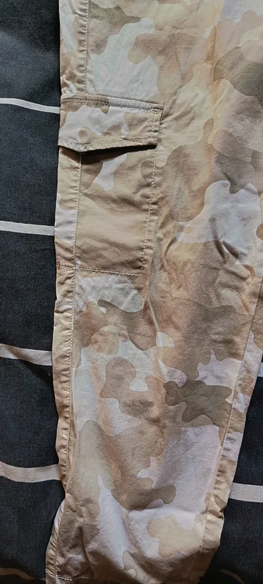 Pantalón cargo camuflaje beige y marrón