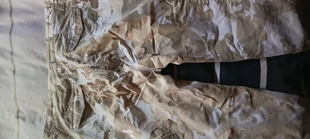 Pantalón cargo camuflaje beige y marrón