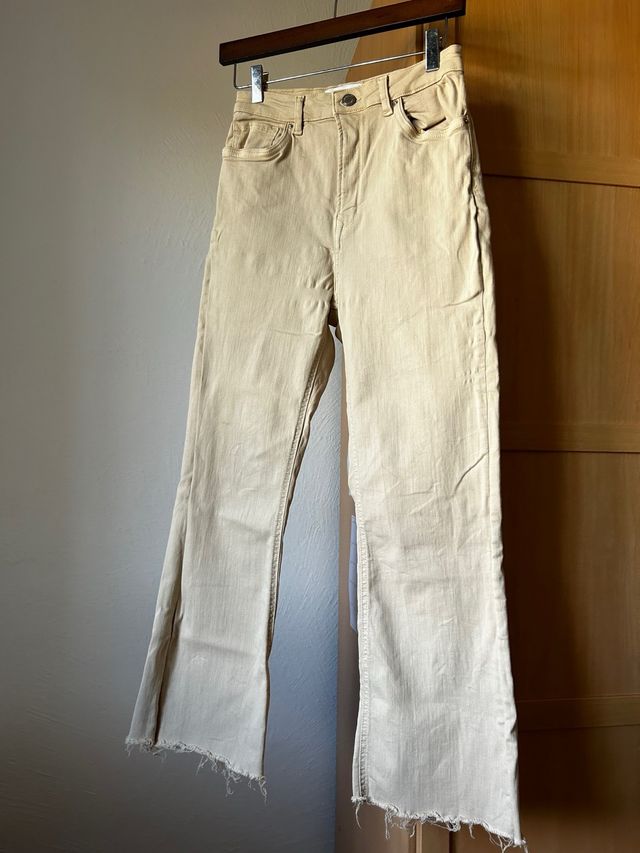 Pantalón beige ancho con rotos