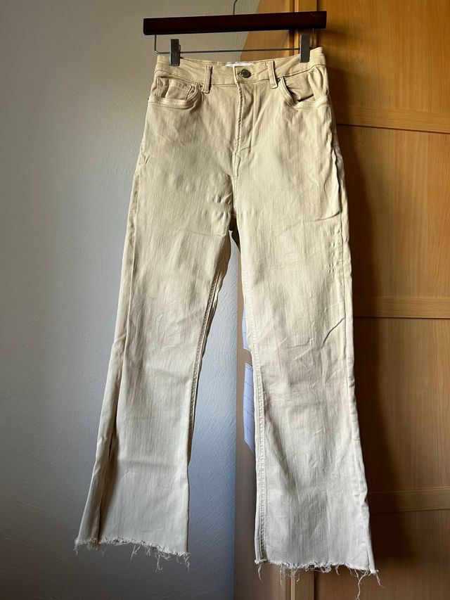 Pantalón beige ancho con rotos