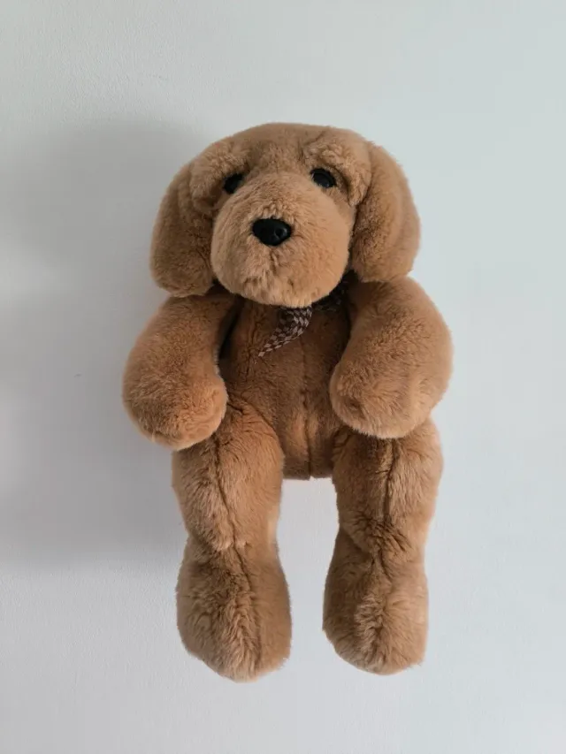 Peluche perro marrón con lazo al cuello