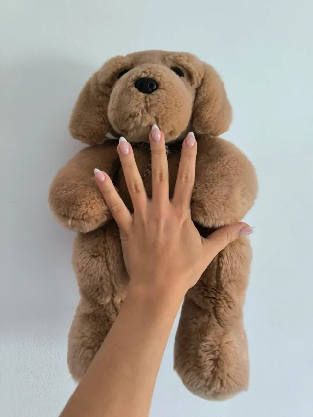 Peluche perro marrón con lazo al cuello