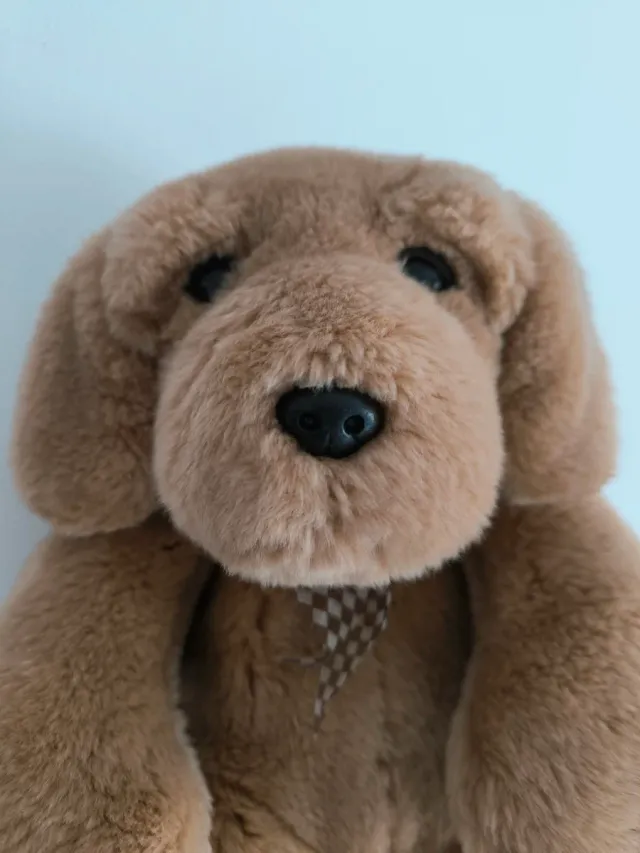 Peluche perro marrón con lazo al cuello