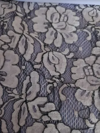 Vestido de encaje morado y negro