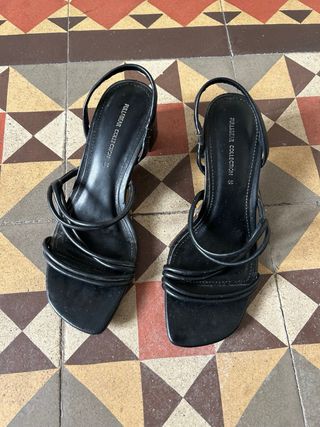 Tacones PULL&BEAR negros talla 35.