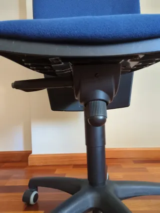 Silla de oficina azul y negra con respaldo alto