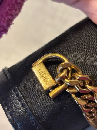 Borsa Liu Jo tracolla nera con logo oro
