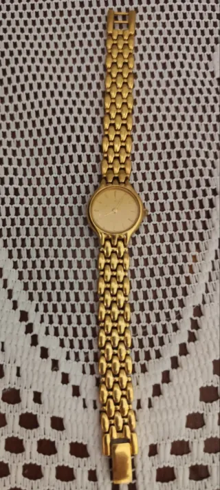 Reloj de pulsera dorado para mujer