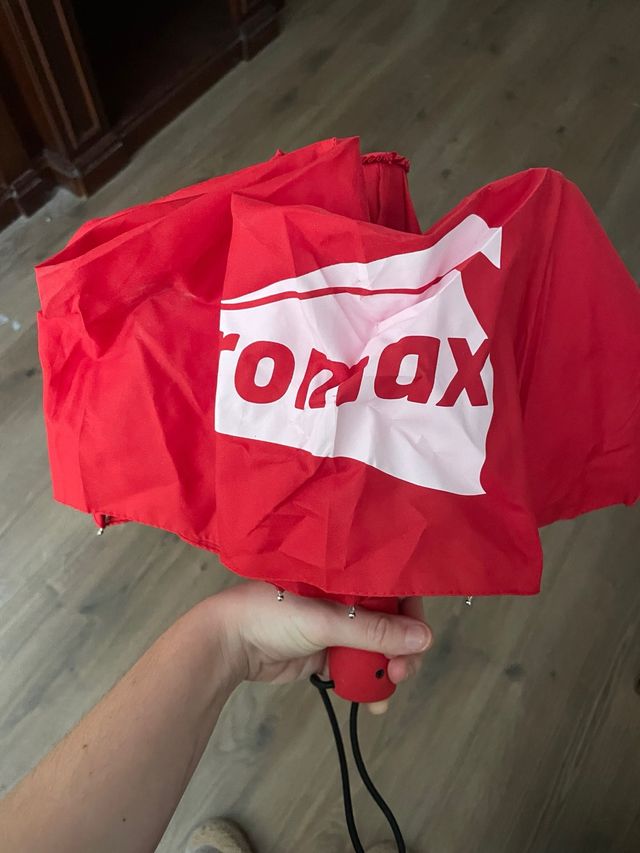 Regalo paraguas rojo sin estrenar (marca Cromax)