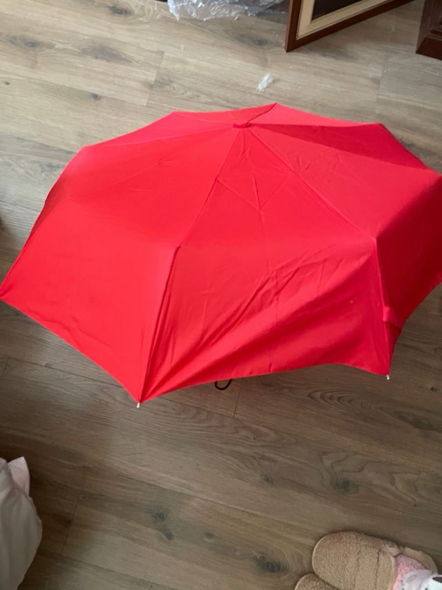 Regalo paraguas rojo sin estrenar (marca Cromax)