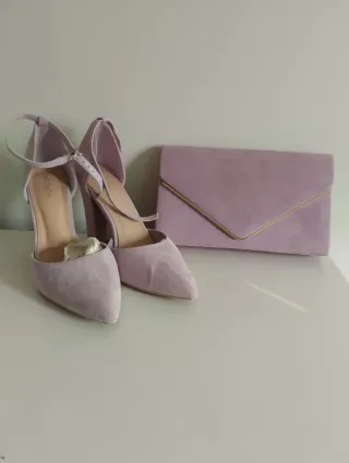 Bolso y zapatos malva con detalles dorados