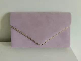 Bolso y zapatos malva con detalles dorados