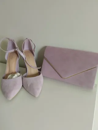 Bolso y zapatos malva con detalles dorados