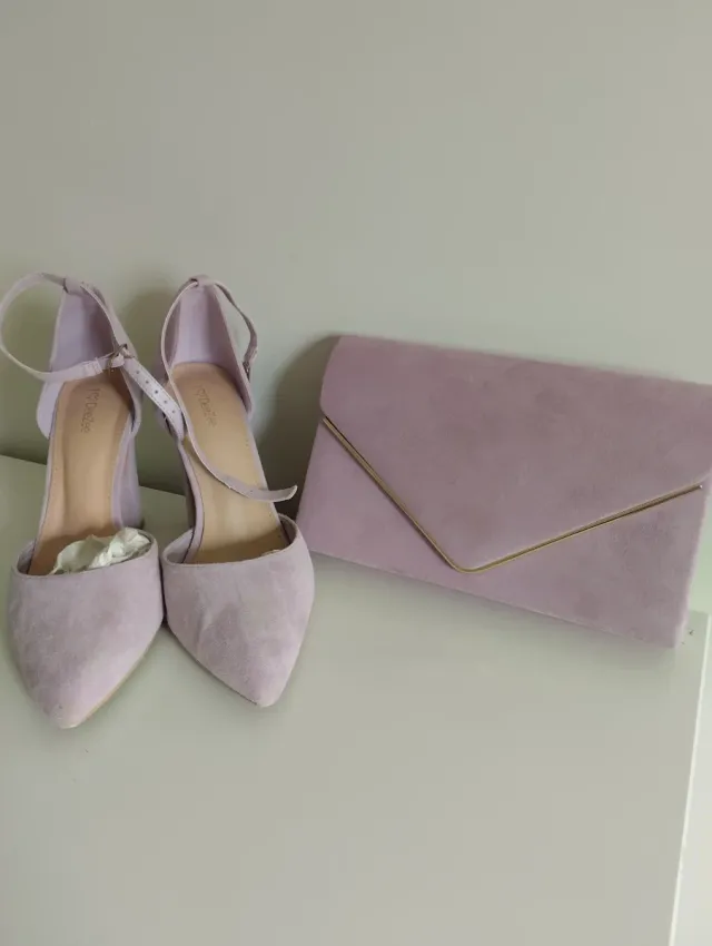 Bolso y zapatos malva con detalles dorados