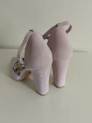 Bolso y zapatos malva con detalles dorados