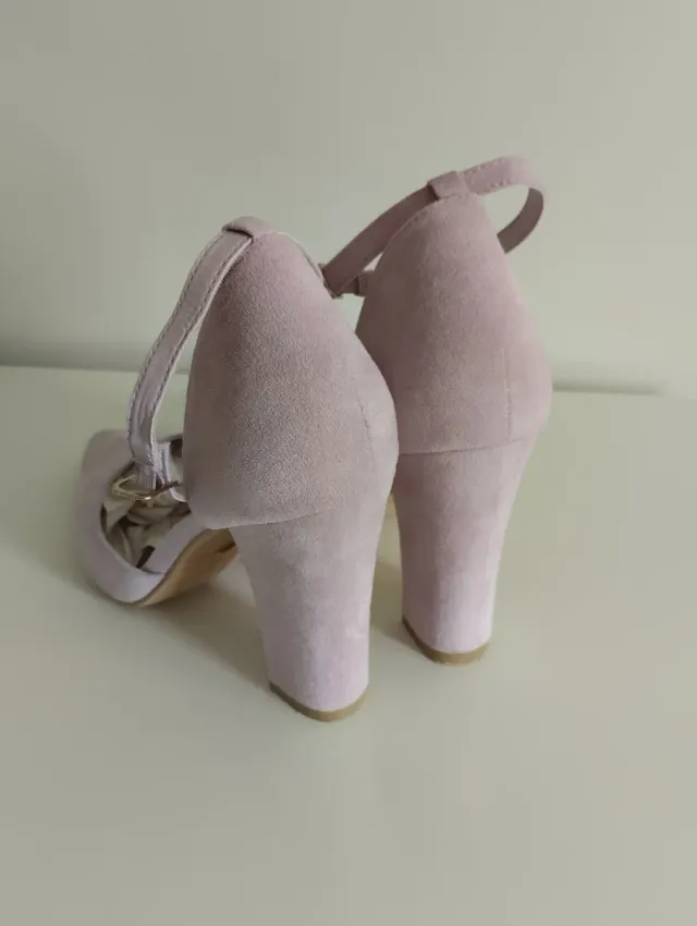 Bolso y zapatos malva con detalles dorados